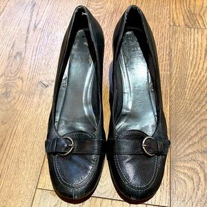 Stuart Weitzman low heel leather shoes in size 8